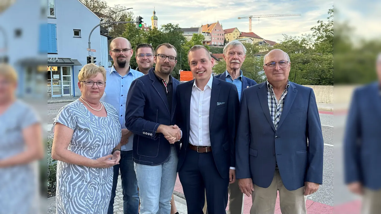 FW-Vorsitzender Markus Erhorn (4. v. l.) gratulierte Sebastian Leiß (5. v. l.) zur Nominierung. Hinten v. l.: Brigitte Dornstädter, Andreas Brüstle, Anthony Hohenegger, Dr. Edgar Forster und Gemeinderat Werner Dornstädter. (Foto: FW Dachau)