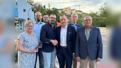 FW-Vorsitzender Markus Erhorn (4. v. l.) gratulierte Sebastian Leiß (5. v. l.) zur Nominierung. Hinten v. l.: Brigitte Dornstädter, Andreas Brüstle, Anthony Hohenegger, Dr. Edgar Forster und Gemeinderat Werner Dornstädter. (Foto: FW Dachau)