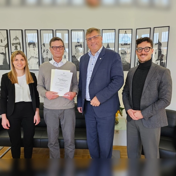 Stefan Hildebrand (2. v. l.) bei seiner Verabschiedung mit Landrat Stefan Löwl (2. v. r.), Sachgebietsleiter Maximilian Mayer und Abteilungsleiterin Sophia Eckert. (Foto: LRA Dachau/Katharina Gall)