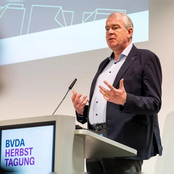 Alexander Lenders, Vorstandsvorsitzender des BVDA, eröffnet die Mitgliederversammlung. (Foto: BVDA)