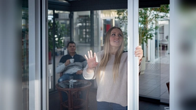 Mit dem richtigen Schutz haben Mücken keine Chance mehr nachts auf Beutesuchen zu gehen. (Foto: Bundesverband Rollladen + Sonnenschutz e.V.)