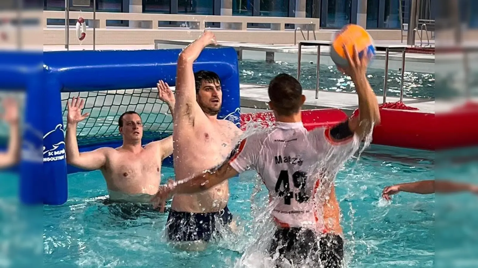 Dachau im weißen Trikot im Angriff gegen München. (Foto: Bunnyhunters Dachau)