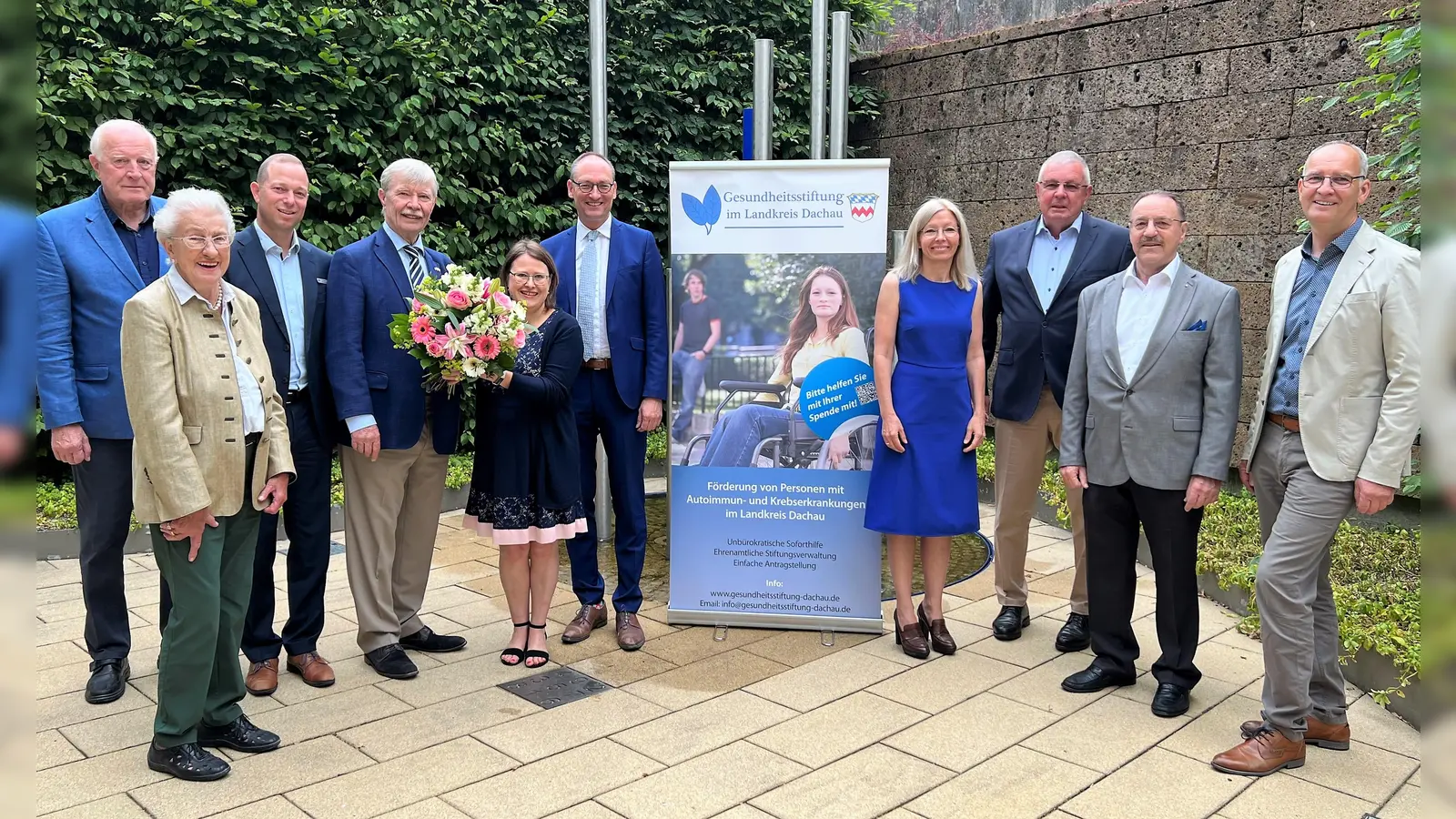 Thea Zimmer, dahinter Heinz Paepke, Andreas Meßelberger, Dr. Edgar Forster, Petra Demmelhuber, Bernhard Seidenath, Andrea Gorges, Thomas Höbel, Alfred Stelzer und Martin Richter (von li). (Foto: red)