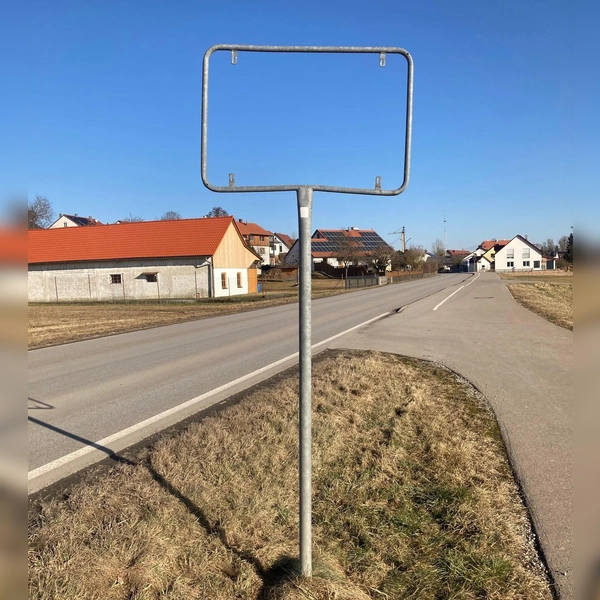 Stehlen eines Ortschilds ist ein gefährlicher Eingriffe in den Straßenverkehr.  (Foto: LRA Dachau, Denny Friedrich)