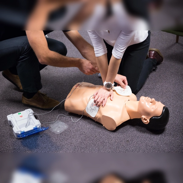 Bei der Einweisung lernen die Teilnehmer praxisnah den Umgang mit einem Defibrillator – Hemmungen sollen so abgebaut werden. (Foto: © ÖW/casto)