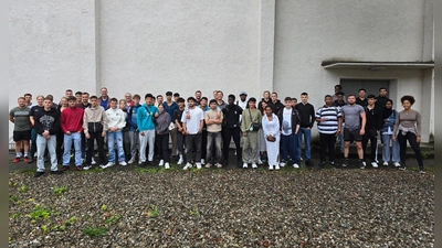 Der Austausch der Berufsschüler mit Bereitschaftspolizisten kam bei allen Beteiligten sehr gut an. (Foto: Berufsschule Dachau)