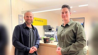 Pflegedienstleiterin Jennyfer Richter mit Stationsleiter Emanuel Duda. (Foto: Helios)