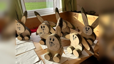 Diese süßen Dekohasen wurden von der Kinder- und Jugendfeuerwehr Lauterbach gebastelt. (Foto: Erika Bauer)