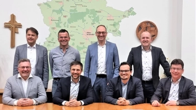Aufsichtsrat Bernhard Seidenath (hinten 2. von re) sowie die Vorsitzenden der neuen Genossenschaft Christian Wagner und Martin Bednarz (sitzend in der Mitte). (Foto: Bernhard Seidenath)