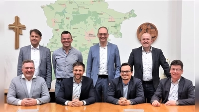 Aufsichtsrat Bernhard Seidenath (hinten 2. von re) sowie die Vorsitzenden der neuen Genossenschaft Christian Wagner und Martin Bednarz (sitzend in der Mitte). (Foto: Bernhard Seidenath)