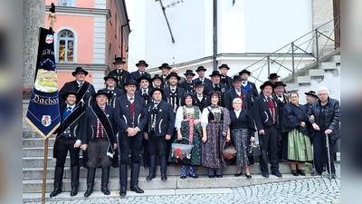 Vereinsmitglieder mit der Fahnenabordnung bestehend aus Markus Erhorn, Benedikt Spalek und Herbert Elsner (von li) vor der Pfarrkirche. (Foto: Ampertaler Dachau)