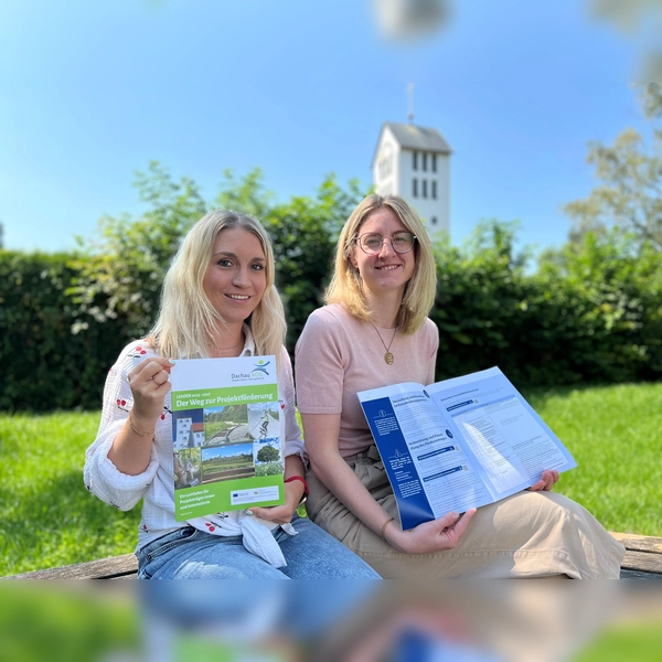 Die beiden LAG-Managerinnen Annika Baumbach und Julia Gail stellen den neuen LEADER-Förderleitfaden vor. (Foto: AGIL)