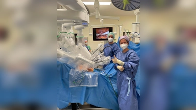 Chefärztin Dr. Sabine Keim (re) mit ihrem Kollegen Dr. Joschka Dunkel und OP-Roboter Da Vinci Xi. (Foto: Helios)