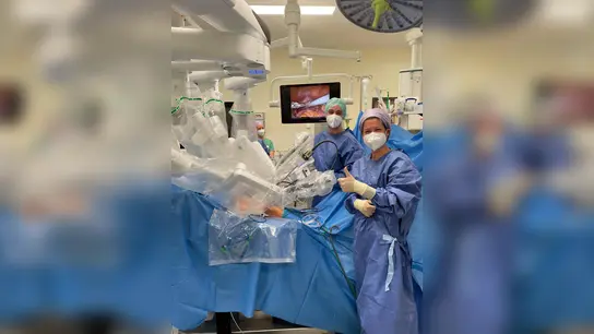 Chefärztin Dr. Sabine Keim (re) mit ihrem Kollegen Dr. Joschka Dunkel und OP-Roboter Da Vinci Xi. (Foto: Helios)