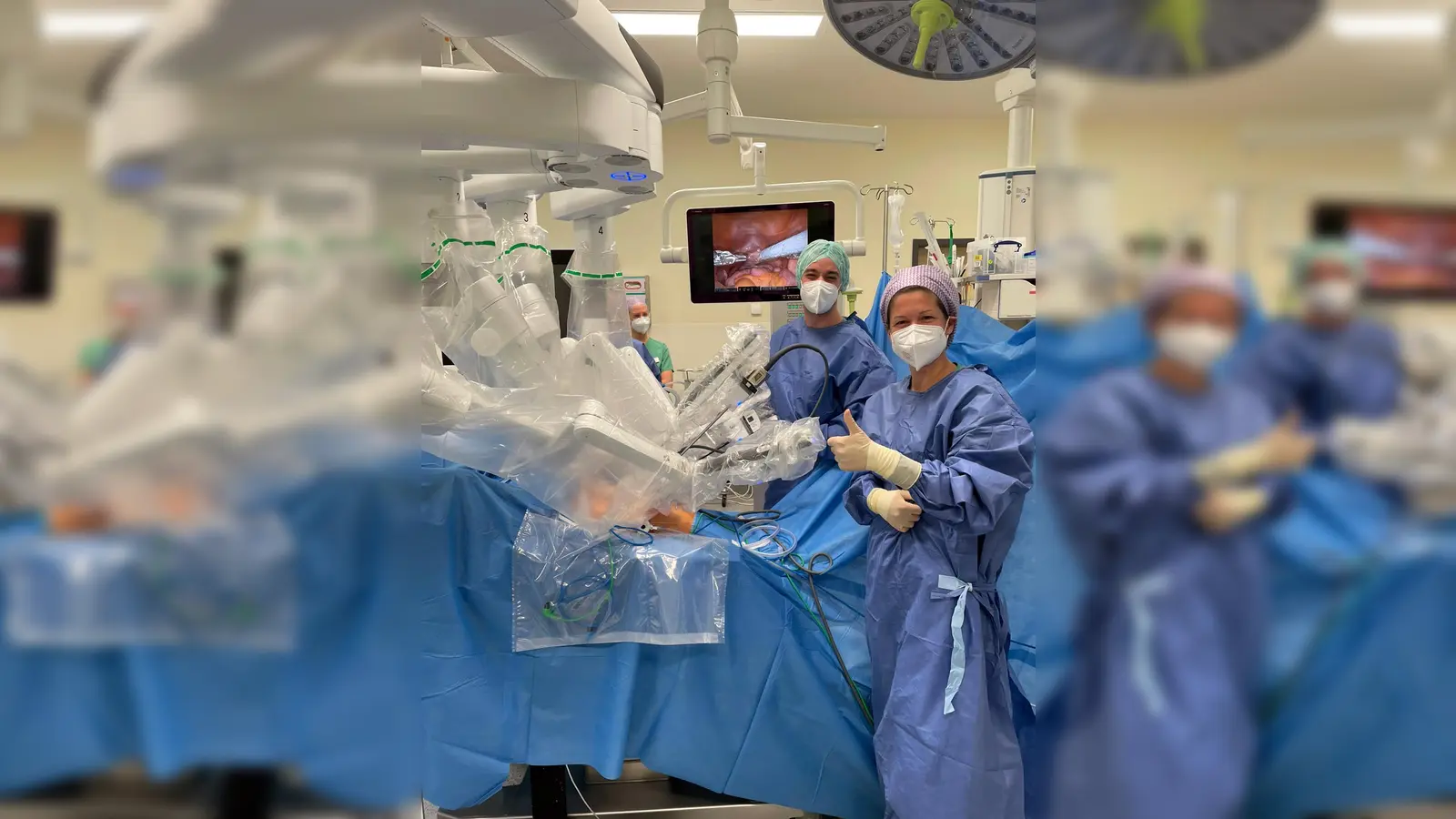 Chefärztin Dr. Sabine Keim (re) mit ihrem Kollegen Dr. Joschka Dunkel und OP-Roboter Da Vinci Xi. (Foto: Helios)