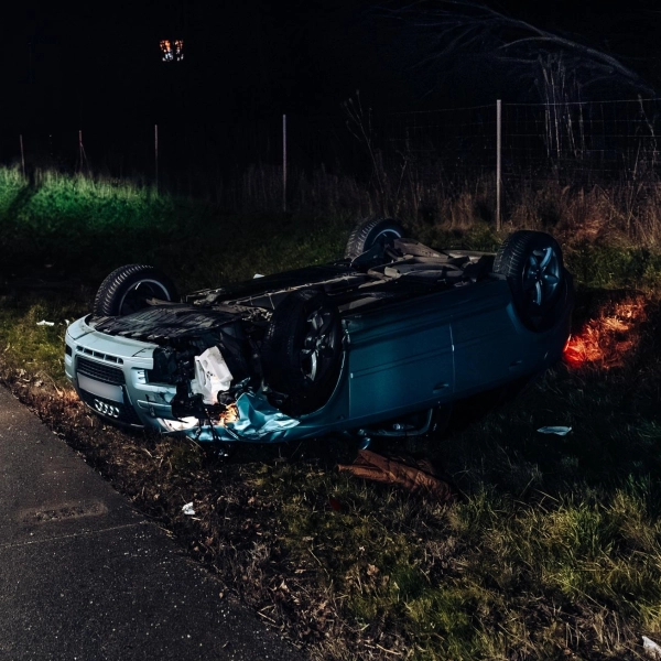 Auf dem Dach landete ein Pkw bei einem Unfall, der sich auf der A8 ereignet hatte. (Foto: Kreisbrandinspektion Dachau)
