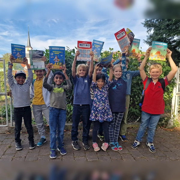 Die beiden U10-Teams der Schachfreunde (von links): Nathan Shabin, Kodirkhon Rasuljonov, Arjun Abhilash, Benedikt Klade, Chloe Anh Nguyen, Adam Almahaini, Clara Beuter, Valentin Heindl, Elias Rother. (Foto: Schachfreunde Dachau)