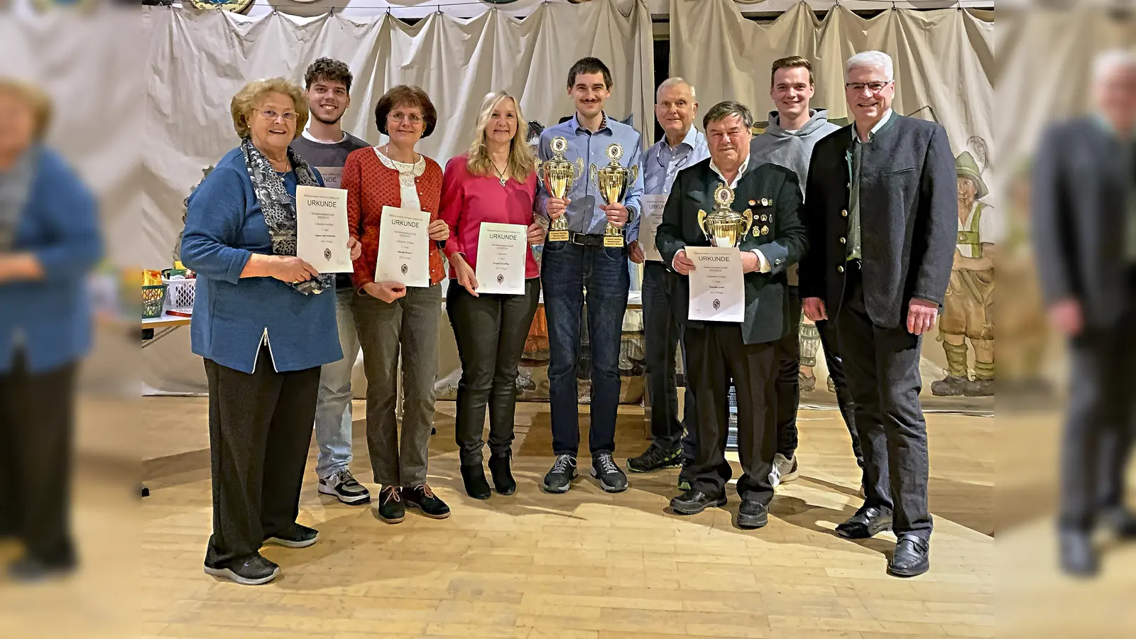 Erfolgreiche Vereinsmeisterschaft des Schützenvereins Frohsinn Udlding (von links): Karin von Hofmann, Michael Leupold, Renate Rösch, Angela Schäffler, Maximilian Rösch, Rudolf Bachmann, Thomas Graßl, Christian Schäffler und Robert Schäffler. (Foto: sb)