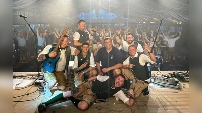 Landrat Stefan Löwl mit der Partyband Ois Easy beim Danke-Fest für die „Corona Held:innen“ im Festzelt. (Foto: Landratsamt Dachau / Sina Török)