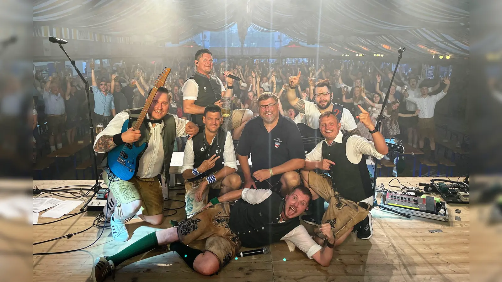 Landrat Stefan Löwl mit der Partyband Ois Easy beim Danke-Fest für die „Corona Held:innen“ im Festzelt. (Foto: Landratsamt Dachau / Sina Török)