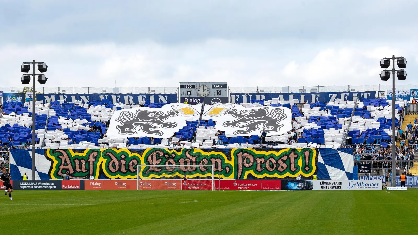 Wiesn-Heimspiel: Bunte Choreo in der Westkurve. (Foto: Anne Wild)