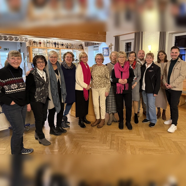 Renate Weger, Elisabeth Schloßbauer, Martina Guggenmos, Heidi Denk, Elisabeth Eisele, Roswitha Conrad, Bärbel Wallner,Gabriele Heid, Lydia Vogel, Timo Weiersmüller, Angelika Gumowski, Jeanette Bagger und Max Frisch (v. l.). (Foto: BRK, Kreisverband Dachau)