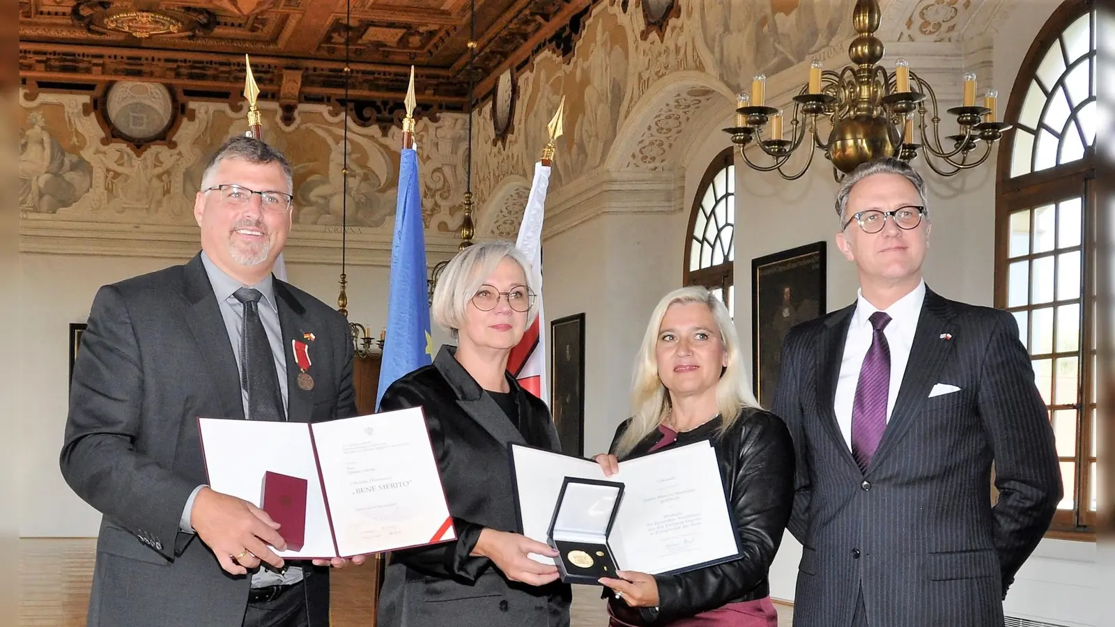 Übergabe der Ehrungen im Dachauer Schloss mit Landrat Stefan Löwl, Dorota Niedziela, Melanie Huml und Jan M. Malkiewicz (von li).<br> (Foto: LA Dachau / Veronika Plajer)