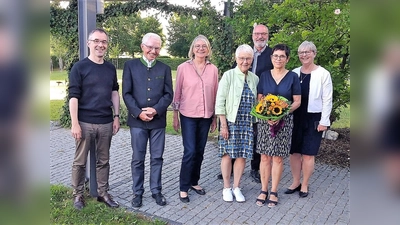 Gerd Modert, Anton Jais, Petra Wetzstein, Veronika Winkler, scheidende Studienleiterin, Norbert Göttler, Brigitte Bruckner und Annerose Stanglmayr, Geschäftsführerin Dachauer Forum. (Foto: Dachauer Forum )