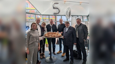 Feierten zusammen (von links): Bezirksrätin Stephanie Burgmaier, MdL Bernhard Seidenath, MdB Katrin Staffler, Geburtstagskind Tobias Stephan, Christian Hartmann (CSU-Oberbürgermeisterkandidat), Hansjörg Christmann (Altlandrat und Helmut Zech stellv. Landrat. (Foto: CSU)