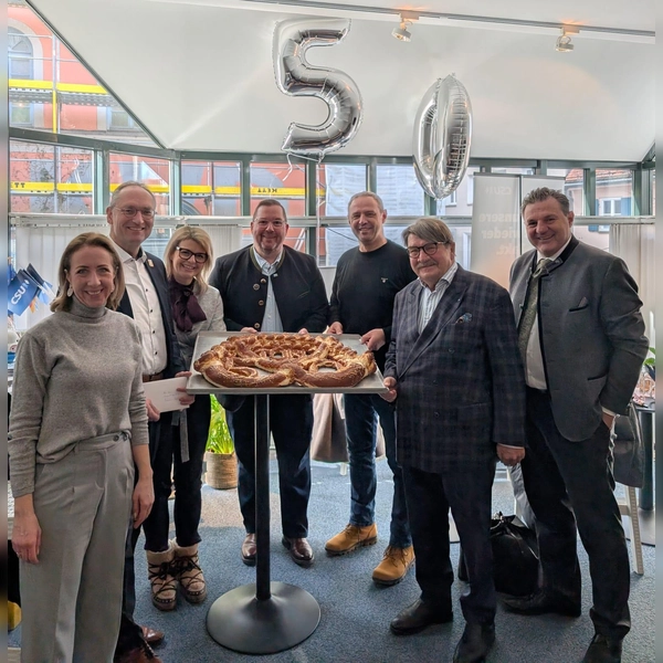 Feierten zusammen (von links): Bezirksrätin Stephanie Burgmaier, MdL Bernhard Seidenath, MdB Katrin Staffler, Geburtstagskind Tobias Stephan, Christian Hartmann (CSU-Oberbürgermeisterkandidat), Hansjörg Christmann (Altlandrat und Helmut Zech stellv. Landrat. (Foto: CSU)