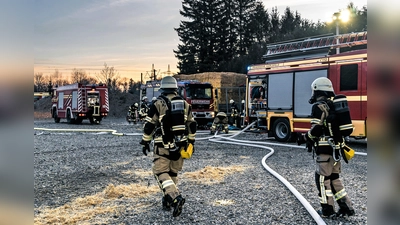 Das brennende Stroh wurde im Freien von den Feuerwehren gelöscht. (Foto: Kreisbrandinspektion Dachau)