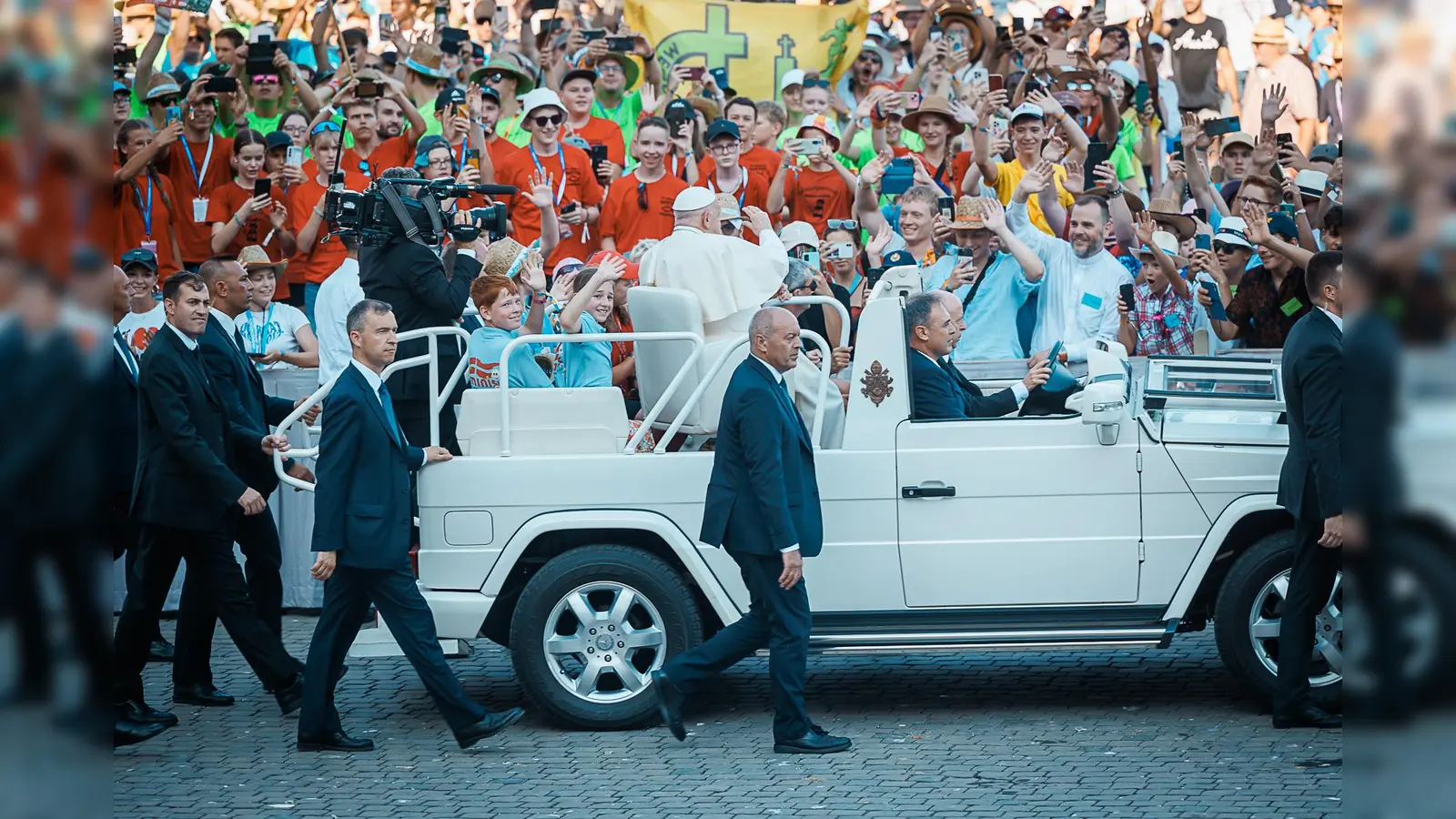In seinem Papamobil wurde er von seinen Anhängern verehrt. (Foto: Daniel Koeberle)