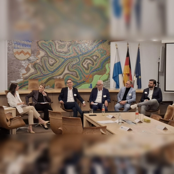 Kenntnisreiche Diskussion (von links): Moderatorin Franziska Zimmermann, Katrin Staffler (CSU), Michael Schrodi (SPD), Dr. Frank Hüpers (HWK), Stefan Fichtl (IHK) und Korbinian Urban (WJ Dachau). (Foto: jj)