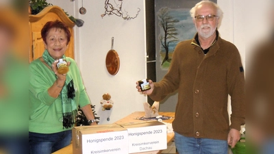 Walter Niedermeier übergibt die Honigspende für die Dachauer Tafel an Edda Drittenpreis.  (Foto: BRK Dachau)
