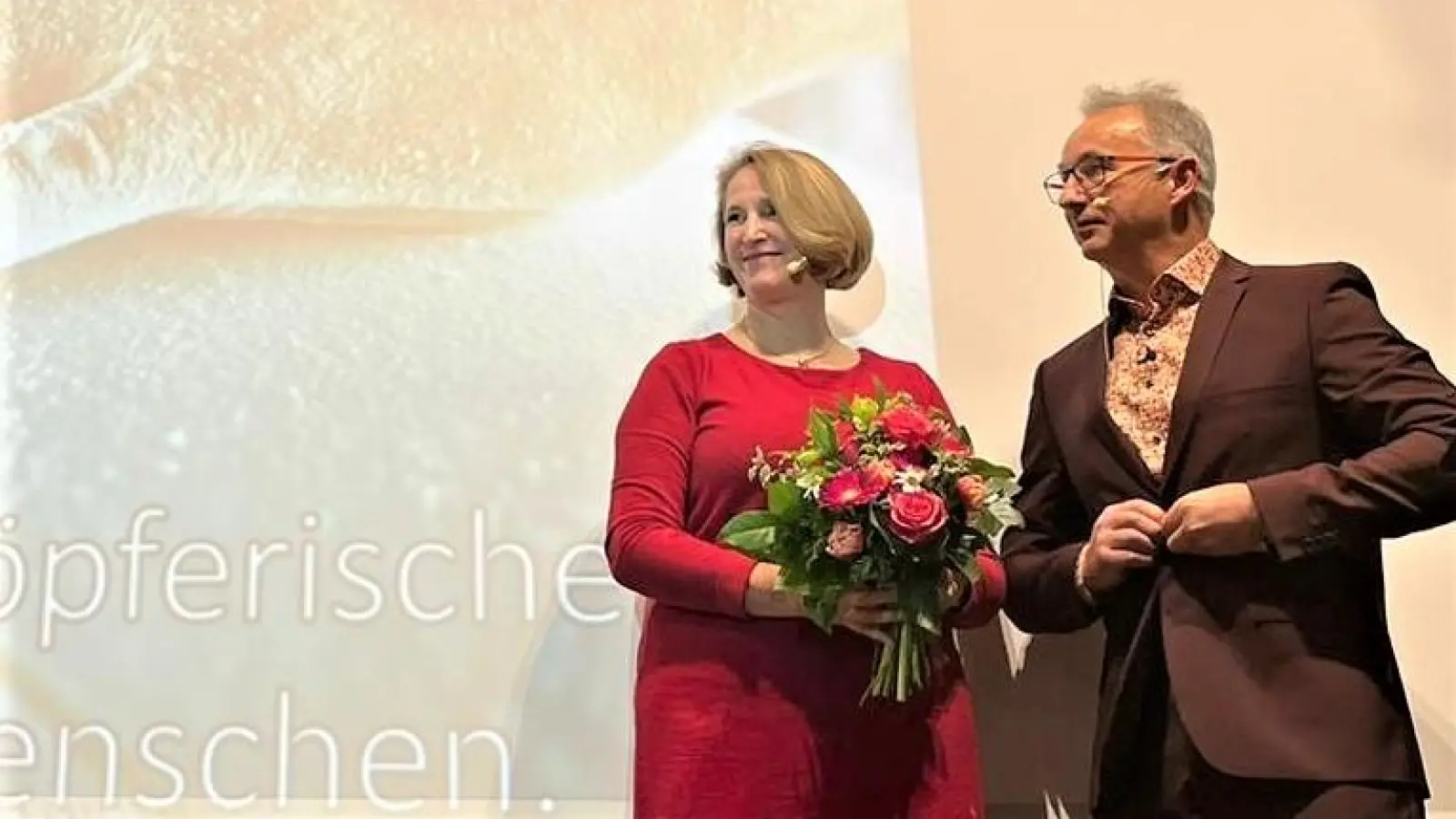 Ulrich Dachs bedankte sich bei der Gastrednerin Veronika Rothweiler - Erfolgskraftwerk. (Foto: KreiHa)
