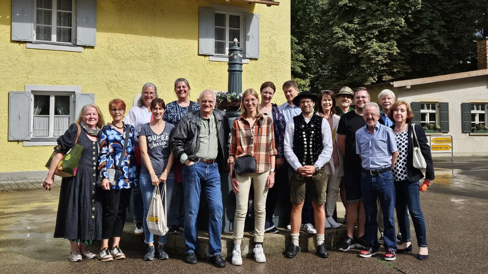 Die 15-köpfige Ampertaler Gruppe mit Michael Vogtmann (6. v. l.) vor dem fiktiven Brunnerwirt. (Foto: D'Ampertaler Dachau)
