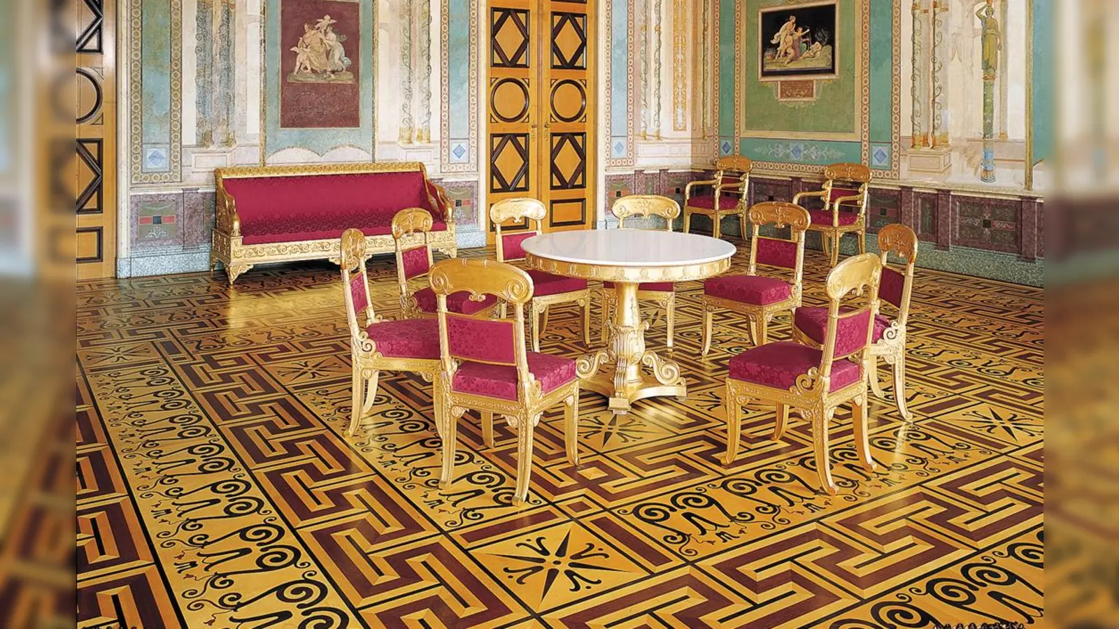 Ob wohl hier mit dem hohen Besuch Kaffee getrunken wurde? [Residenz München, Königsbau, Appartement der Königin, Salon (R.119)] (Foto: © Bay. Schlösserverw., Maria Custodis/ Andrea Hetzenecker)