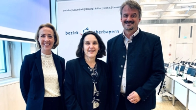 Stephanie Burgmaier mit der Fraktionsvorsitzenden Claudia Hausberger und ihrem Stellvertreter Georg Wetzelsperger (von li). (Foto: S. Burgmaier)