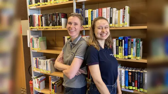 Dr. Slávka Rude-Porubská und Daniela Holzer (re) sorgen mit ihrem Team für ein vielfältiges Medien- und Programmangebot. (Foto: Stadtbücherei Dachau)