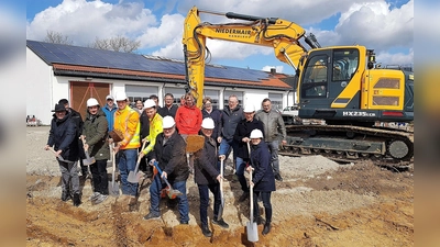 Der Start für den Neubau war der gemeinsame Spatenstich auf dem Bauhofgelände. (Foto: Gemeinde Schwabhausen)