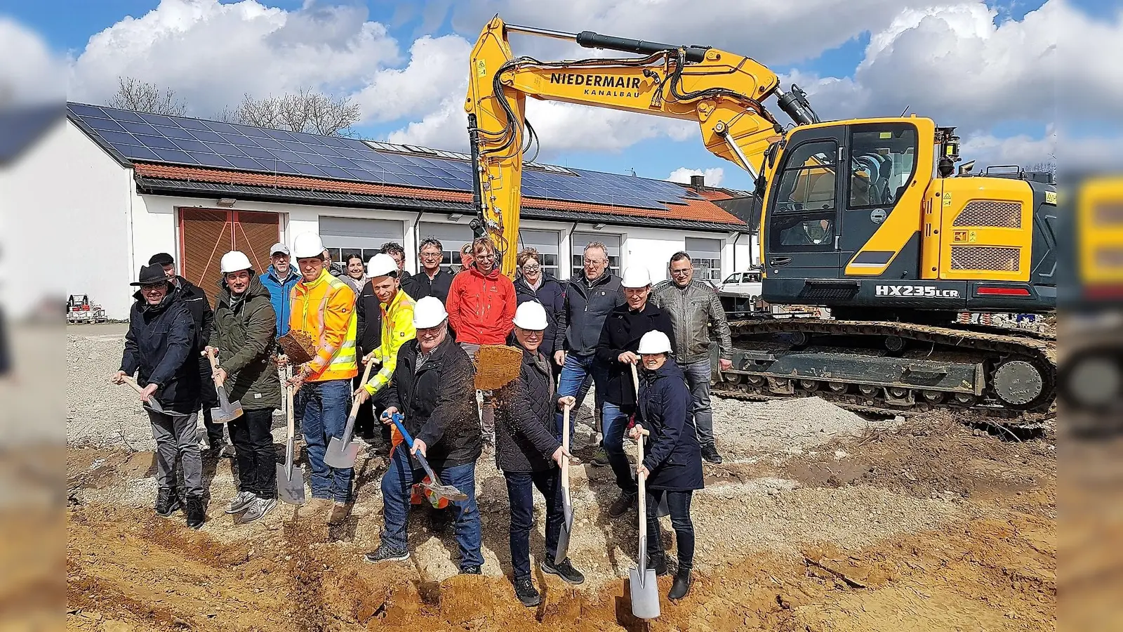 Der Start für den Neubau war der gemeinsame Spatenstich auf dem Bauhofgelände. (Foto: Gemeinde Schwabhausen)