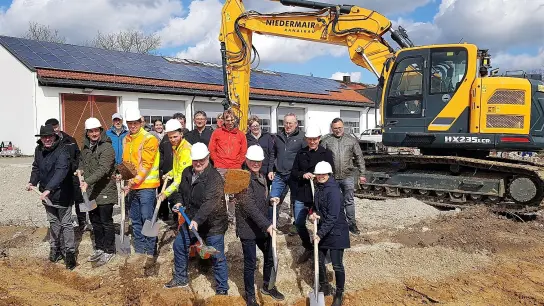 Der Start für den Neubau war der gemeinsame Spatenstich auf dem Bauhofgelände. (Foto: Gemeinde Schwabhausen)