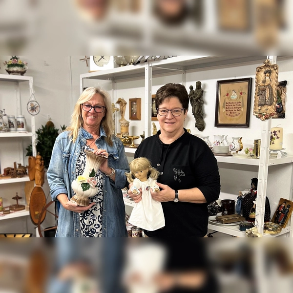 Brigitte Solleder (re) und Conny Chlistalla im Schnäppchenmarkt der Dachauer Tafel. (Foto: BRK Dachau)