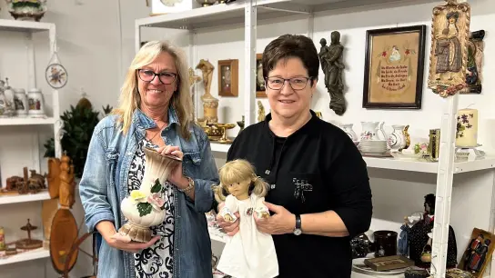 Brigitte Solleder (re) und Conny Chlistalla im Schnäppchenmarkt der Dachauer Tafel. (Foto: BRK Dachau)