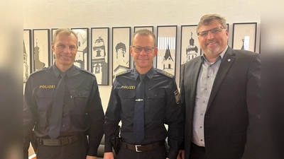 Die neue Polizeidirektion bei Landrat Stefan Löwl (re): PD Jürgen Dreiocker (li) und PD Bernd Waitzmann. (Foto: LA Dachau / Sabrina Schwarz)