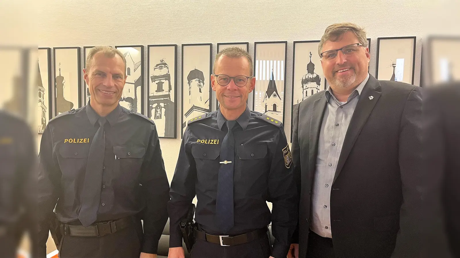 Die neue Polizeidirektion bei Landrat Stefan Löwl (re): PD Jürgen Dreiocker (li) und PD Bernd Waitzmann. (Foto: LA Dachau / Sabrina Schwarz)