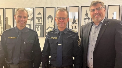 Die neue Polizeidirektion bei Landrat Stefan Löwl (re): PD Jürgen Dreiocker (li) und PD Bernd Waitzmann. (Foto: LA Dachau / Sabrina Schwarz)