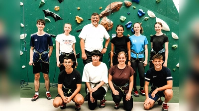 Die Anwärterinnen, Anwärter und Azubis im Landratsamt Dachau in der Naturfreunde Kletterhalle. (Foto: Philipp Kostecki/KP FOTO)