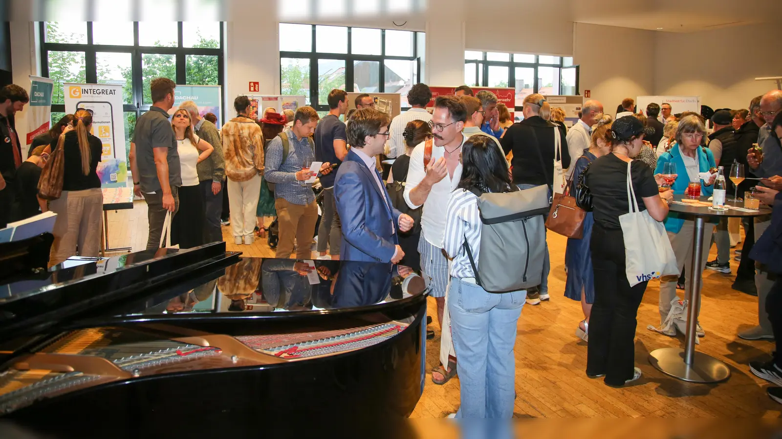 Auch OB Florian Hartmann (Mitte) unterhielt sich mit Neubürgern. (Foto: Stadt Dachau)