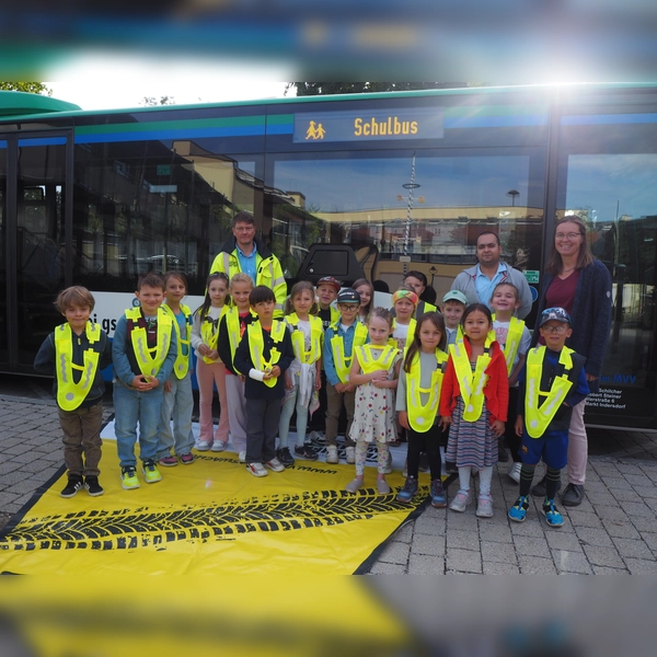 Die Schülerinnen und Schüler der 1a machten sich im toten Winkel „unsichtbar”. (Foto: Gem)
